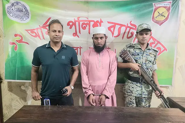 ফেসবুকে ২১১ নারীর সঙ্গে প্রতারণার অভিযোগে গ্রেপ্তার