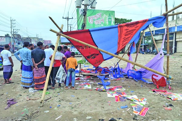 হামলা গুলি সংঘর্ষে ভোট শেষ হলো প্রথম ধাপের উপজেলা নির্বাচন ♦ ভোটার উপস্থিতি কম ♦ সংঘাত ককটেল বিস্ফোরণ ♦ প্রিসাইডিং অফিসার ও এজেন্ট আটক ♦ জেল-বর্জন-জালভোট