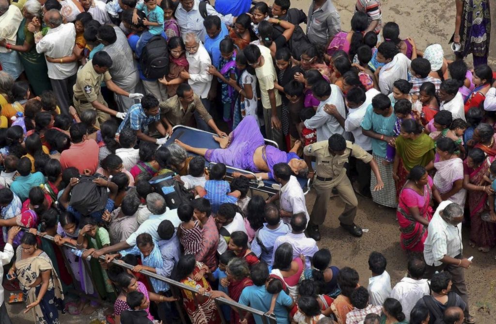 ভারতে পদদলিত হয়ে নিহতের সংখ্যা বেড়ে ১০৭