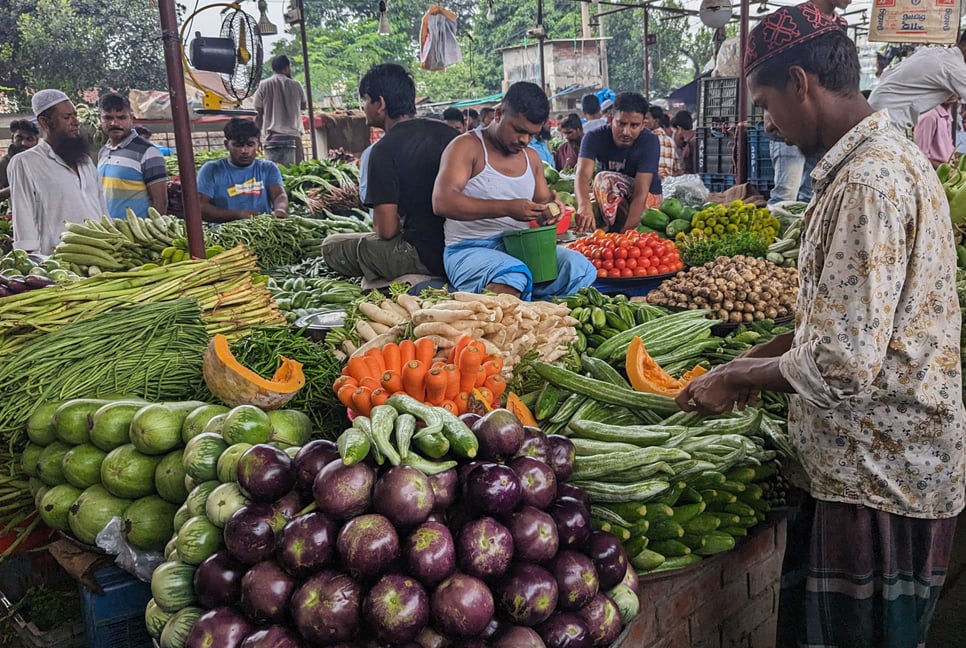 নিত্যপণ্যের বাজার : দামে দিশাহারা সাধারণ মানুষ