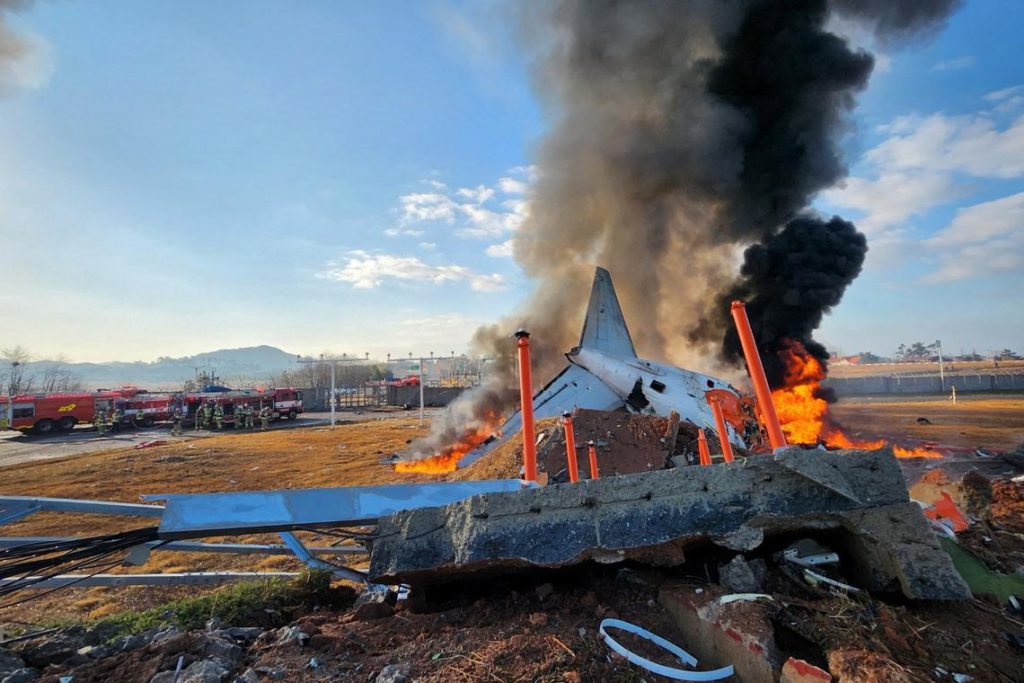 Plane with 181 on board crashes in South Korea, killing 96