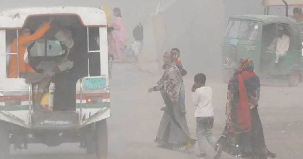 দূষিত শহরের তালিকায় আজ তৃতীয় অবস্থানে ঢাকা