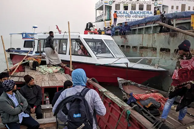 জাহাজে ৭ খুন: লাশ নিতে স্বজনদের ভিড়, শিল্প মন্ত্রণালয়ের তদন্ত কমিটি গঠন