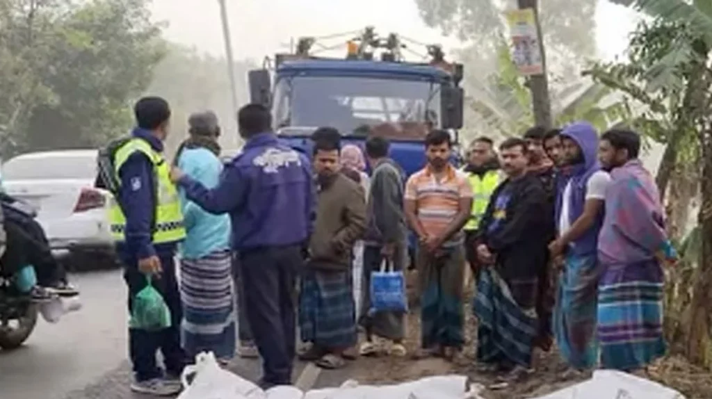 গাজীপুরে সবজিবাহী পিকআপ খাদে, চালকসহ নিহত ৩