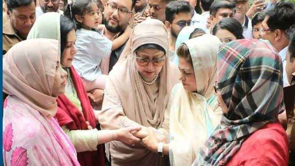 চিকিৎসা শেষে দেশে ফিরলেন খালেদা জিয়া  জনতার ভালোবাসায় সিক্ত পথে পথে নেতাকর্মীসহ লাখো মানুষের বাঁধভাঙা উচ্ছ্বাস * পুত্রবধূর হাত ধরে হেঁটে ‘ফিরোজায়’ * ১৭ বছর পর মাকে স্পর্শ করলেন জোবাইদা রহমান * অল্প কিছুদিনের মধ্যেই দেশে ফিরবেন তারেক রহমান * দেশবাসীর প্রতি কৃতজ্ঞতা বিএনপি চেয়ারপারসনের