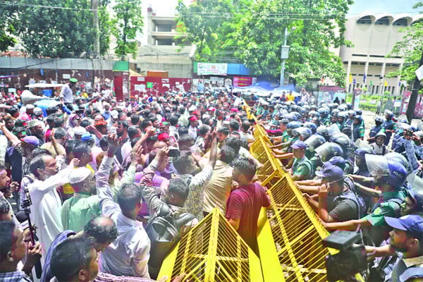 অচলাবস্থা কাটছে না সচিবালয়ে শাটডাউনের হুঁশিয়ারি এনবিআরে, ঢামেক শিক্ষার্থী, সাবেক বিডিআর সদস্য, শিক্ষক নিবন্ধন প্রার্থী, এমপিওভুক্তিসহ নানান পক্ষ আন্দোলনে
