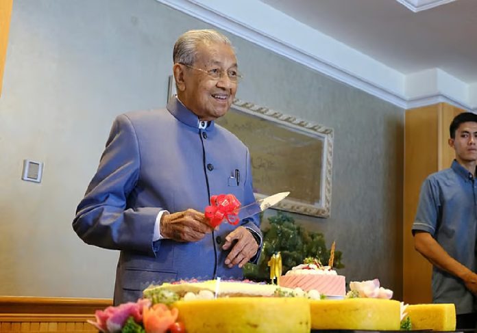 নিজের ১০০তম জন্মদিনে মালয়েশিয়ার রূপকার হিসেবে পরিচিত মাহাথির মোহাম্মদ