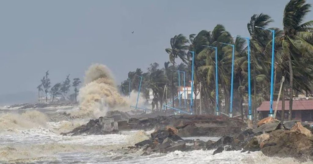 গভীর নিম্নচাপে প্লাবিত উপকূলের নিম্নাঞ্চল, ১৬ জেলায় জলোচ্ছ্বাস-প্রচণ্ড বৃষ্টির বার্তা