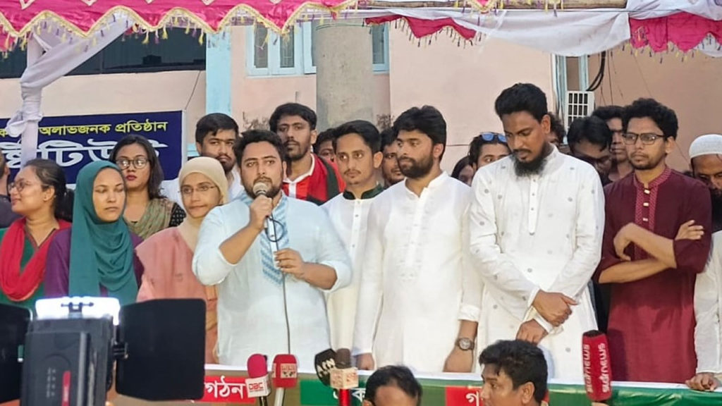 একটা দলের বদলে আরেকটা দলকে বসানোর জন্য অভ্যুত্থান হয়নি জুলাই গণঅভ্যুত্থানে যারা অংশগ্রহণ করেছেন, যারা শহীদ হয়েছেন, আহত হয়েছেন, তাদের মর্যাদা, তাদের স্বীকৃতি এই ঘোষণাপত্রে ও সংবিধানে থাকতে হবে।নাহিদ ইসলাম
