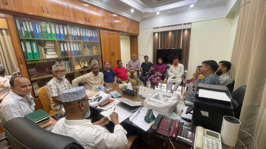 বাংলাদেশ অনলাইন মিডিয়া অ্যাসোসিয়েশনের বর্ষপূর্তিতে কেক কেটে উদযাপন