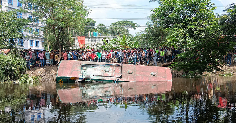 লক্ষ্মীপুরে যাত্রীবাহী বাস নিয়ন্ত্রণ হারিয়ে খালে, নিহত ৩