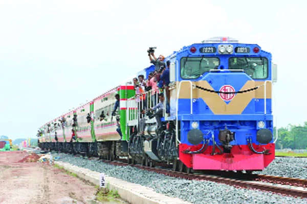 রেলের টিকিট নিয়ে নয়ছয় ♦ পাঁচ মিনিটেই শেষ অনলাইনের টিকিট ♦ কাউন্টারে নয়, রেলের টিকিট মিলছে ফেসবুকে ♦ বিক্রেতারা পরিচয় দিচ্ছে রেল কর্মকর্তা হিসেবে ♦ সার্ভার জটিলতায় টাকা কাটলেও বাতিল হচ্ছে টিকিট