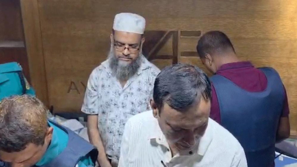 চট্টগ্রামে অস্ত্রসহ যুবলীগ কর্মী গ্রেপ্তার