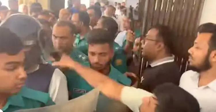 আদালত প্রাঙ্গণে খায়রুল বাশার বাহারের ওপর হামলার অভিযোগ