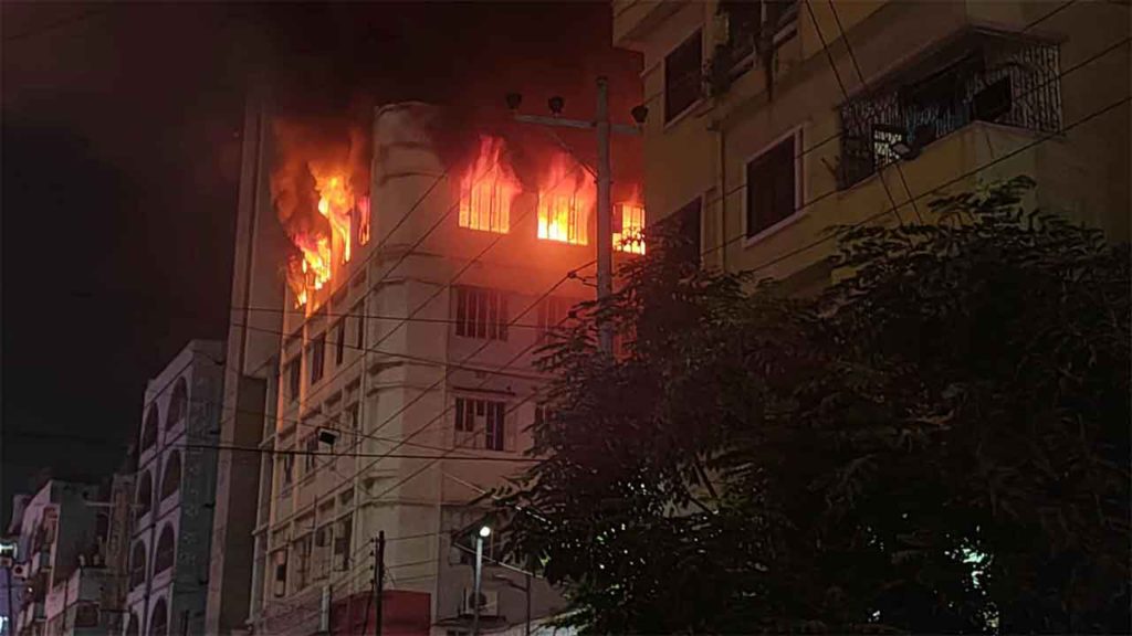 মিরপুরে ৬ তলায় ভয়াবহ অগ্নিকাণ্ড, দুই ঘণ্টার চেষ্টায় নিয়ন্ত্রণে আনল ফায়ার সার্ভিস