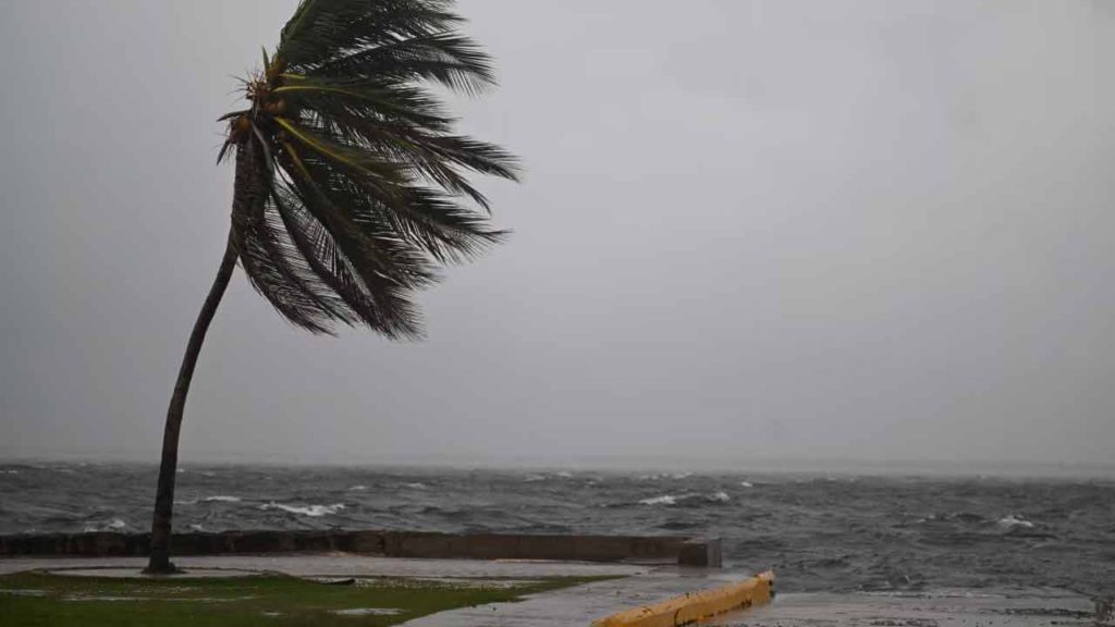 বিশ্বের সবচেয়ে শক্তিশালী ঘূর্ণিঝড় ‘মেলিসা’ জ্যামাইকার দিকে ধেয়ে আসছে