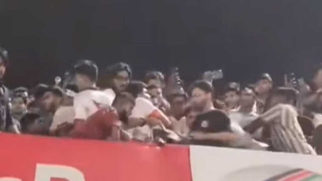 সাকিব আল হাসানের নামে প্ল্যাকার্ড প্রদর্শন ও জয় বাংলা স্লোগানে সংঘর্ষ, ১০ জন আহত