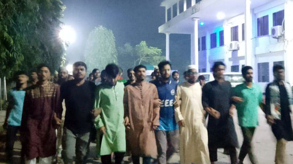 গাজীপুরে খতিবকে গুম ও হত্যাচেষ্টার ঘটনায় জামালপুর বিশ্ববিদ্যালয়ে ইসকন নিষিদ্ধের দাবিতে বিক্ষোভ