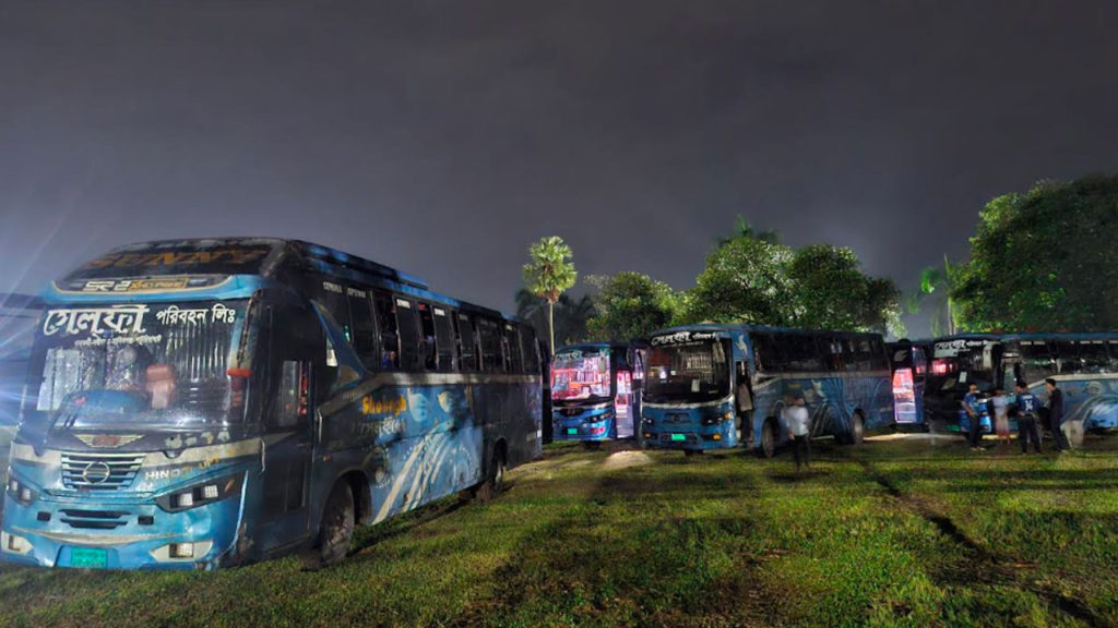জাবি ছাত্রকে সেলফি পরিবহনের বাসের হেলপার মারধর, ৭টি বাস আটক