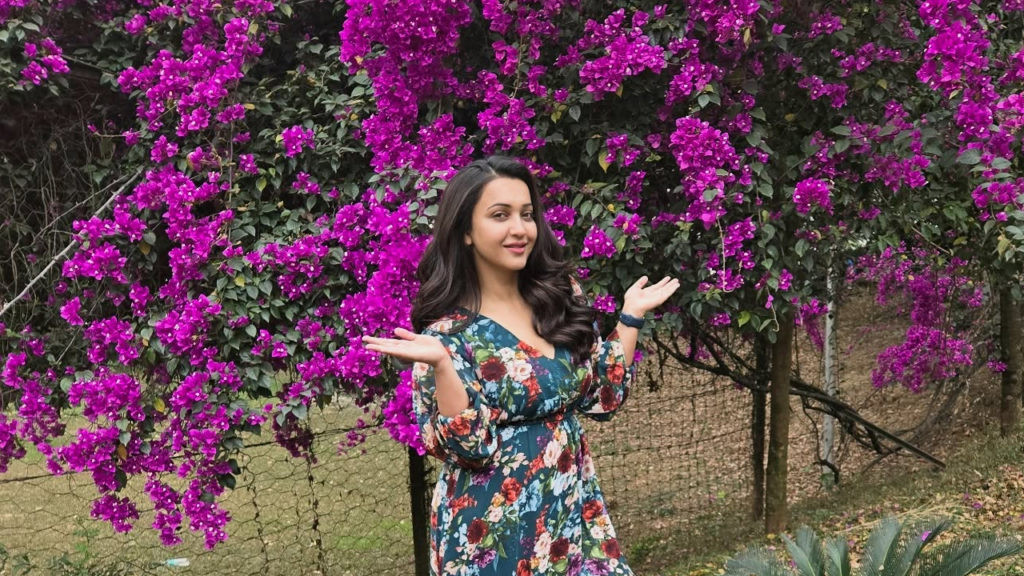 সামাজিক যোগাযোগমাধ্যমে কৌশানী মুখার্জির বাগান বিলাসে মুগ্ধ নেটিজেনরা