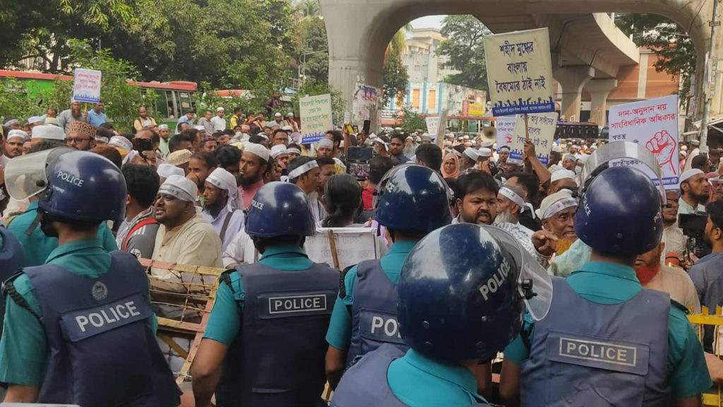 স্বতন্ত্র ইবতেদায়ী মাদ্রাসা শিক্ষকদের পদযাত্রা আটকালো পুলিশ