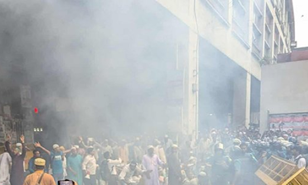 চাকরি জাতীয়করণের দাবিতে ইবতেদায়ি শিক্ষকদের ওপর পুলিশের লাঠিচার্জ, জলকামান ও টিয়ারশেল