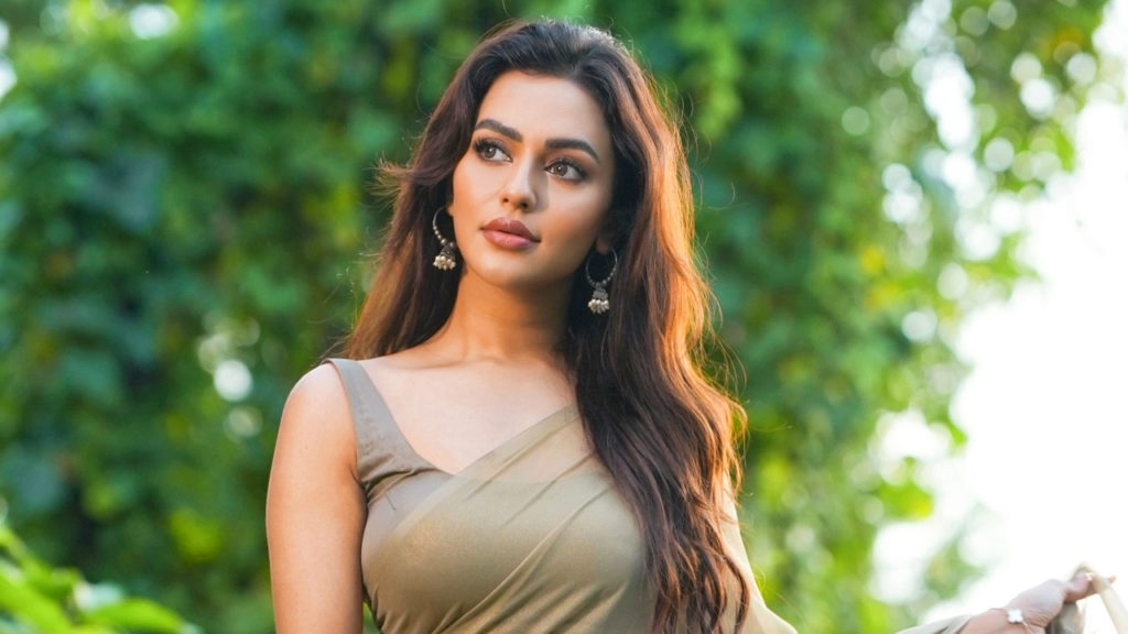 নুসরাত ফারিয়ার আবেগঘন বার্তা: মা-বাবার ৩৭ বছরের দাম্পত্যকে শ্রদ্ধা