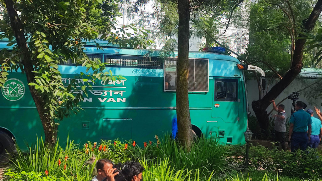 ১৫ সেনা কর্মকর্তাকে আন্তর্জাতিক অপরাধ ট্রাইব্যুনালে কারাগারে পাঠানোর নির্দেশ
