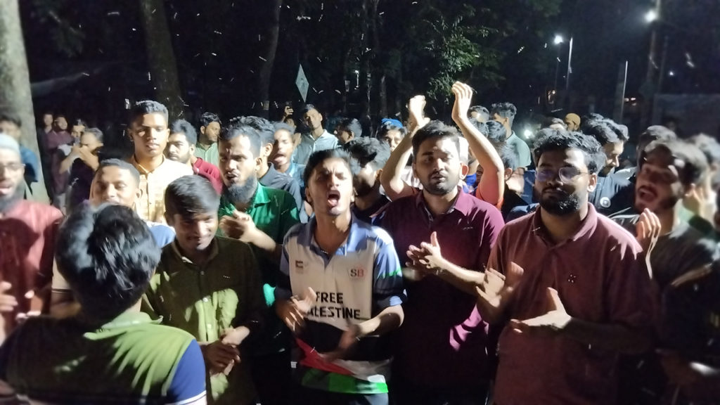 রাজশাহী বিশ্ববিদ্যালয়ে অধ্যাপক আ আল মামুনের বিতর্কিত মন্তব্যে শিক্ষার্থীদের বিক্ষোভ