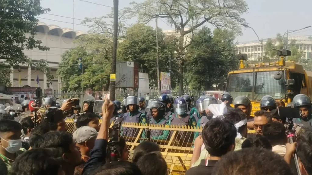 ৪৭তম বিসিএস লিখিত পরীক্ষার তারিখ পিছিয়ে দেওয়ার দাবিতে শিক্ষার্থীদের বিক্ষোভ