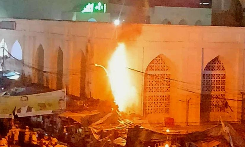 রাজধানীর বায়তুল মোকাররমে বৈদ্যুতিক খুটিতে আগুন