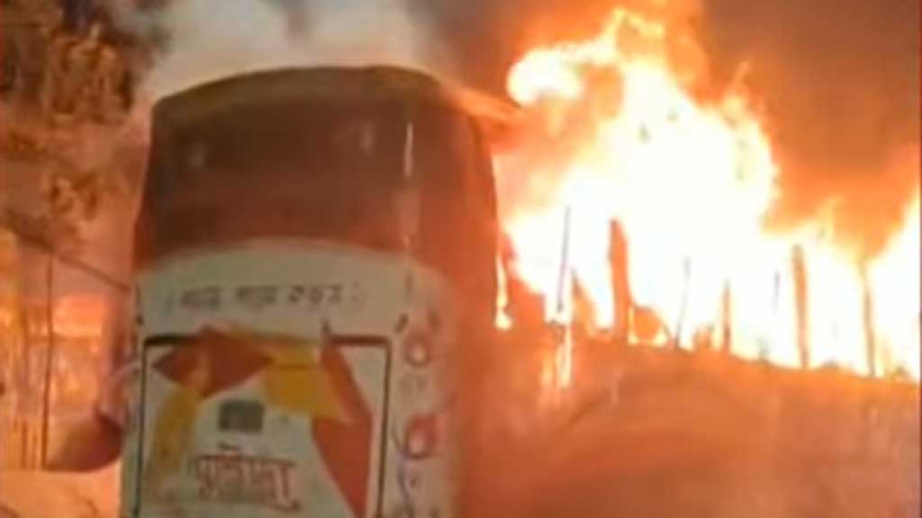 ঢাকায় গভীর রাতে তিন বাসে অগ্নিকাণ্ড, কেউ হতাহত নয়
