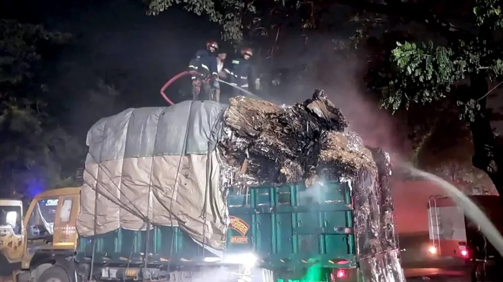 গজারিয়ায় থেমে থাকা ট্রাকে দুর্বৃত্তদের আগুন, ফায়ার সার্ভিসের তৎপরতায় নিয়ন্ত্রণে