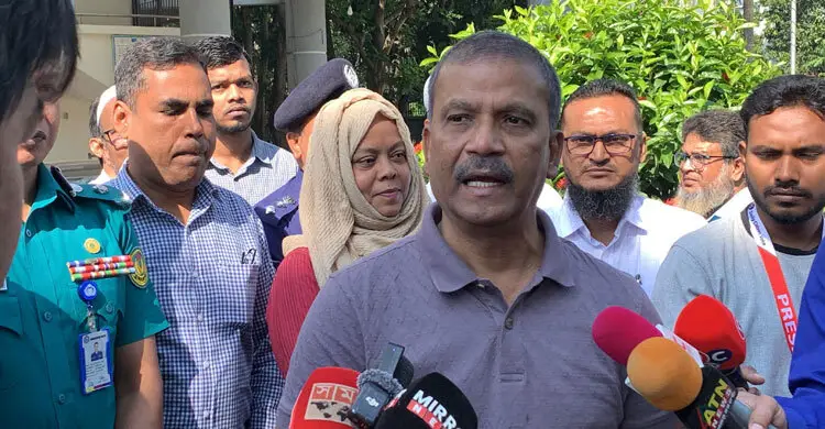 রাজশাহীতে কারিগরি প্রশিক্ষণ কেন্দ্র পরিদর্শনে আইন উপদেষ্টা আসিফ নজরুল