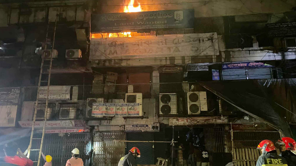গুলিস্তানে হোটেল রমনাসংলগ্ন মার্কেটে অগ্নিকাণ্ডে ক্ষতির শঙ্কা