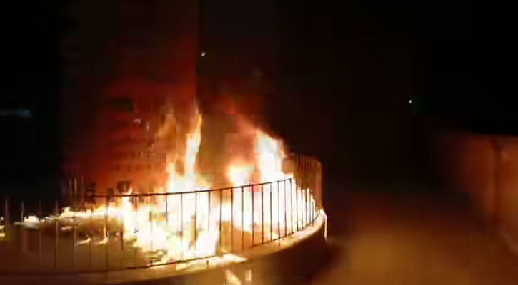 বরগুনায় জুলাই শহীদ স্মৃতিস্তম্ভে পেট্রল বোমা নিক্ষেপ, ভিডিও ছড়িয়ে পড়েছে