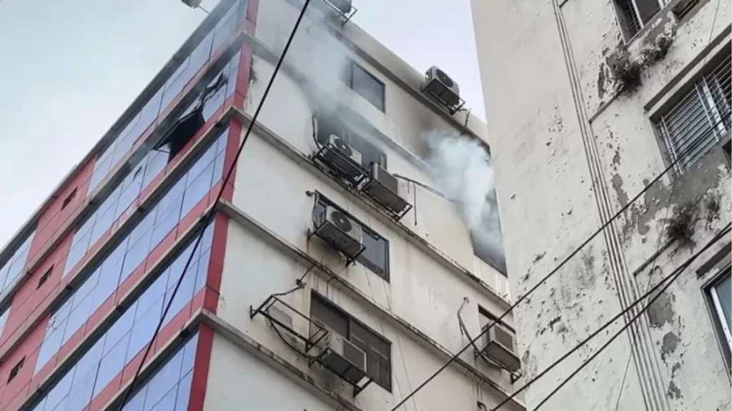 রাজধানীর বিজয়নগরে বাণিজ্যিক ভবনে অগ্নিকাণ্ড, দ্রুত নিয়ন্ত্রণে ফায়ার সার্ভিস