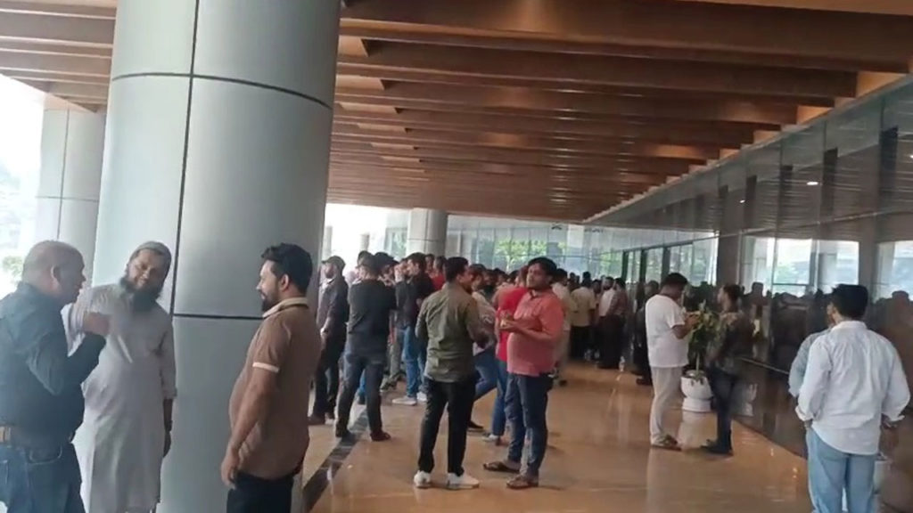 নতুন টেলিকম নীতিমালার সংশোধন দাবিতে বিটিআরসি কার্যালয়ের সামনে ইন্টারনেট ব্যবসায়ীদের অবস্থান