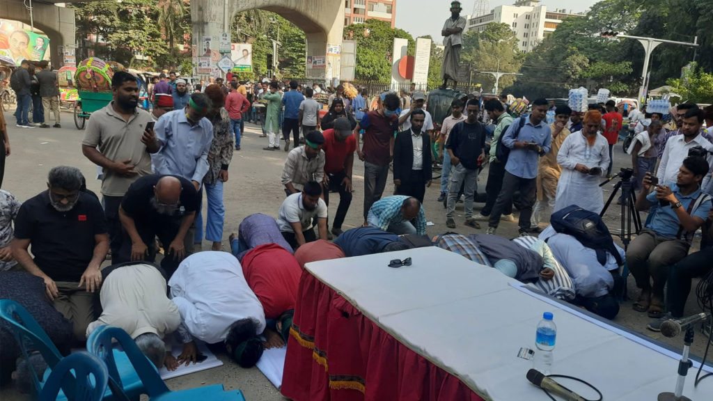 শেখ হাসিনা ও আসাদুজ্জামান খানের মৃত্যুদণ্ডের রায়ে হাইকোর্ট এলাকায় ‘মঞ্চ ২৪’-এর গণ সিজদাহ