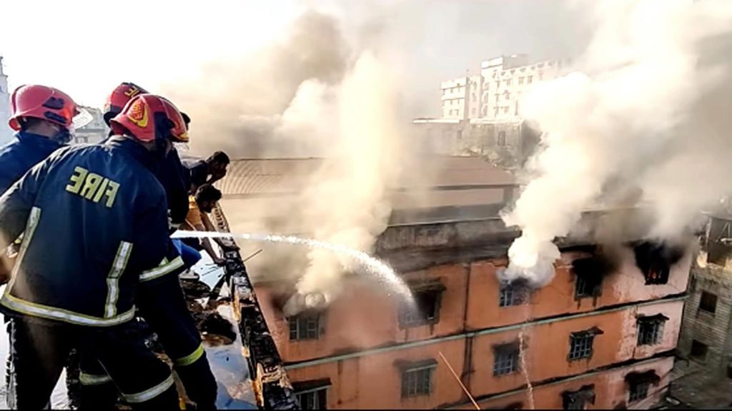 চট্টগ্রাম নগরীর কদলতলী এলাকায় বাণিজ্যিক ভবনে কম্বলের গোডাউনে আগুন নিয়ন্ত্রণে