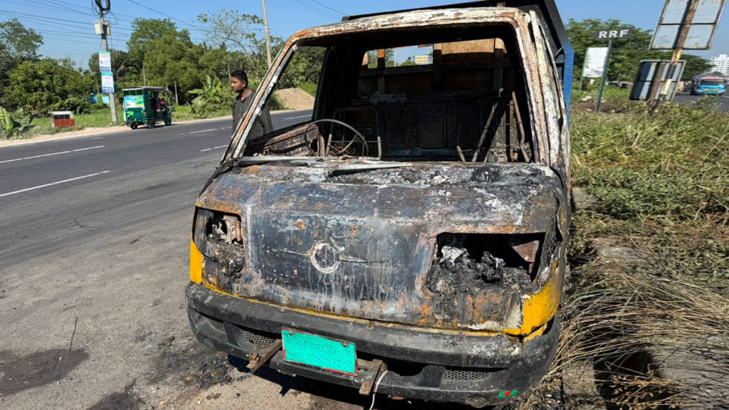 চৌদ্দগ্রামে পিকআপ ভ্যানে আগুন, পুড়িয়ে দিল দুর্বৃত্তরা