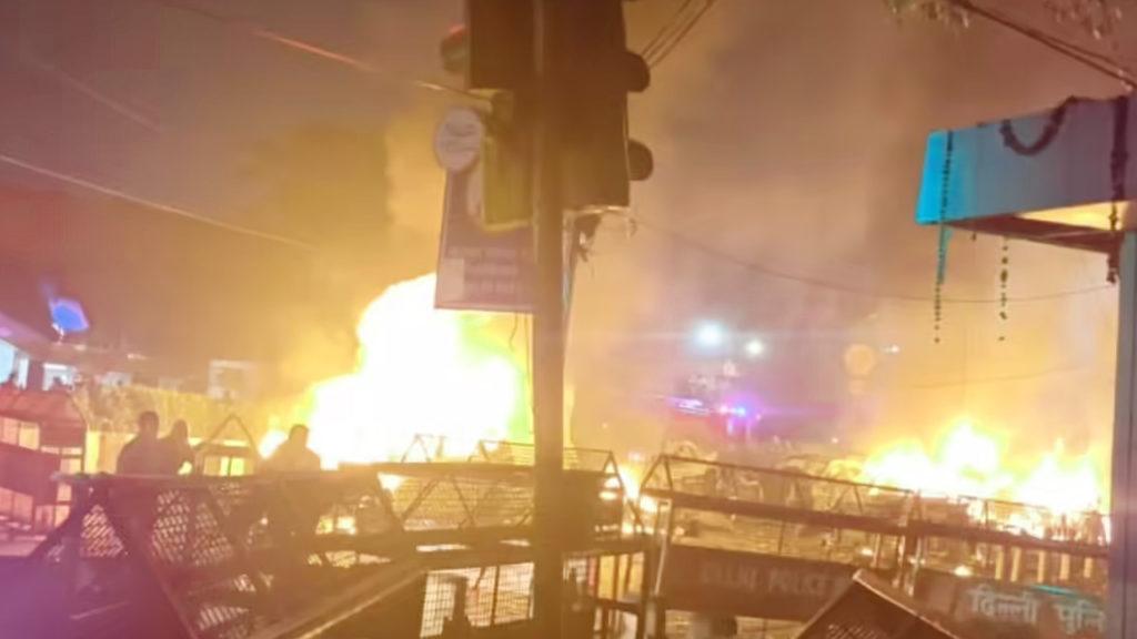 নয়াদিল্লিতে লাল কেল্লার কাছে গাড়িবোমা বিস্ফোরণে নিহত ৮, আহত অন্তত ১১