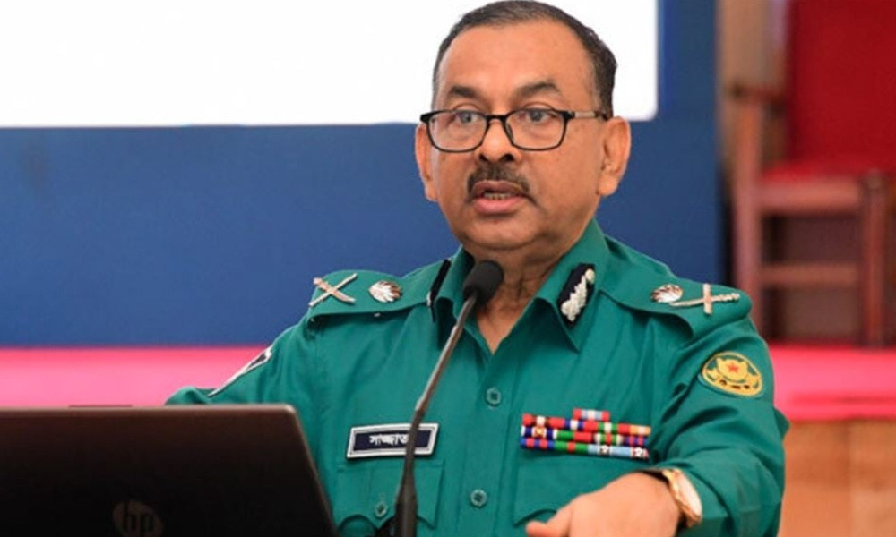 গাড়িতে আগুন ও ককটেল নিক্ষেপকারীকে গুলির নির্দেশ ডিএমপি কমিশনারের