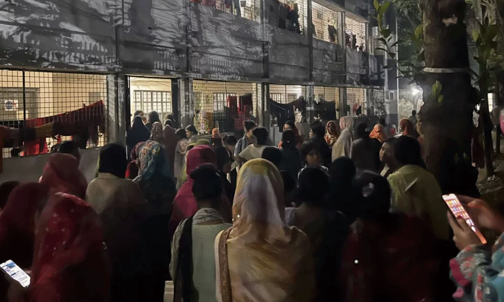 ইডেন ছাত্রনিবাসে ভূমিকম্পে দেয়াল ফাটল শিক্ষার্থীদের রে খোলা আকাশের নিচে অবস্থান নেন