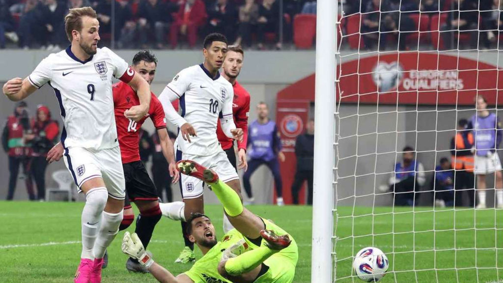 গোলপোস্ট অক্ষত রেখে ইংল্যান্ডের আটে ৮