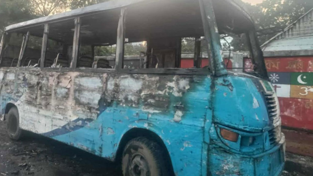 নারায়ণগঞ্জে মিনিবাসে আগুন, ভস্মীভূত সমস্ত সিট ও কাঁচ