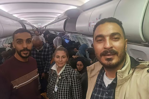 গাজা থেকে ফিলিস্তিনিদের চার্টার্ড ফ্লাইটে দক্ষিণ আফ্রিকায় স্থানান্তর বিতর্কিত পরিস্থিতি সৃষ্টি করেছে