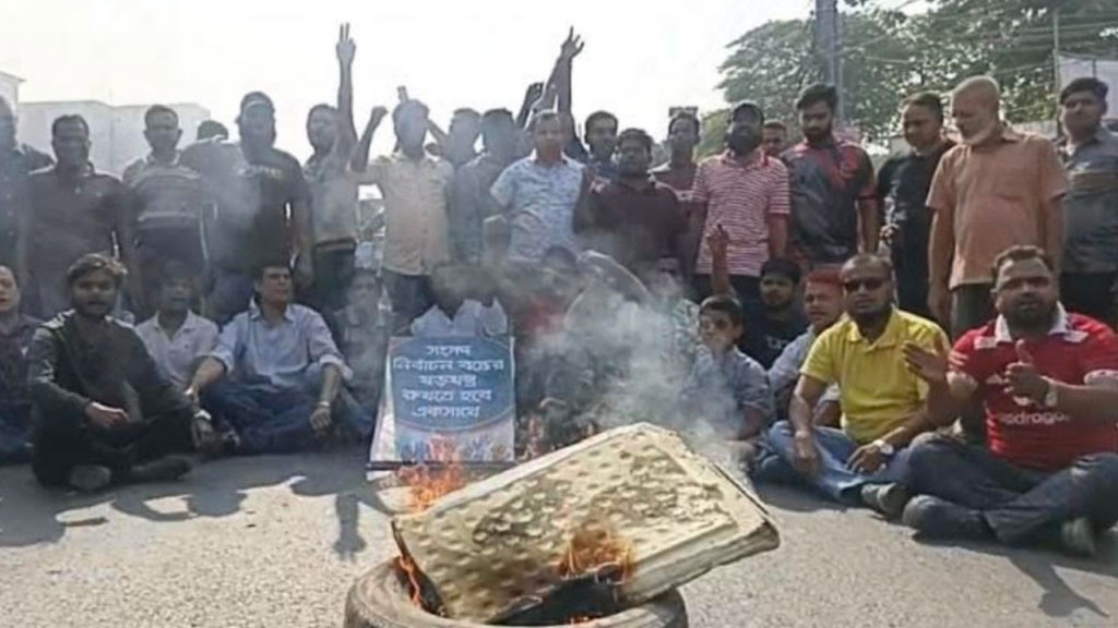 বিএনপির নেতাকর্মীদের বিক্ষোভ মহাসড়কে টায়ার জ্বালিয়ে