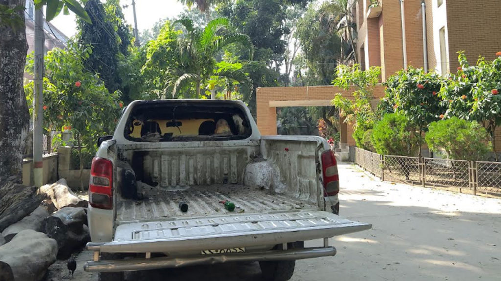 গোপালগঞ্জে গণপূর্ত অফিসে পেট্রোল বোমা হামলা, একটি গাড়িতে আগুন