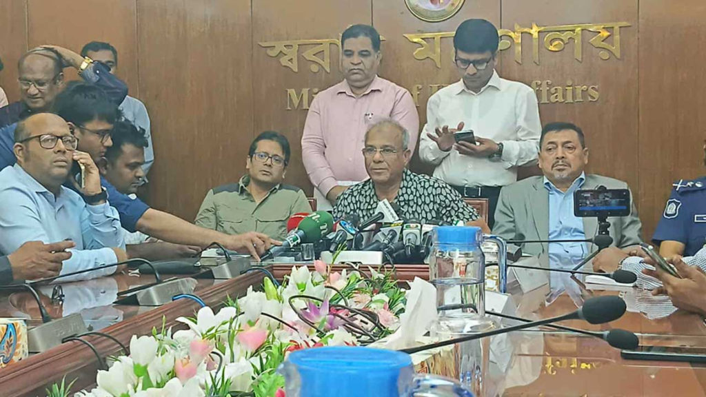 লকডাউন ঘিরে পেট্রোলিং বাড়ানোর ঘোষণা, সতর্ক থাকতে বললেন স্বরাষ্ট্র উপদেষ্টা